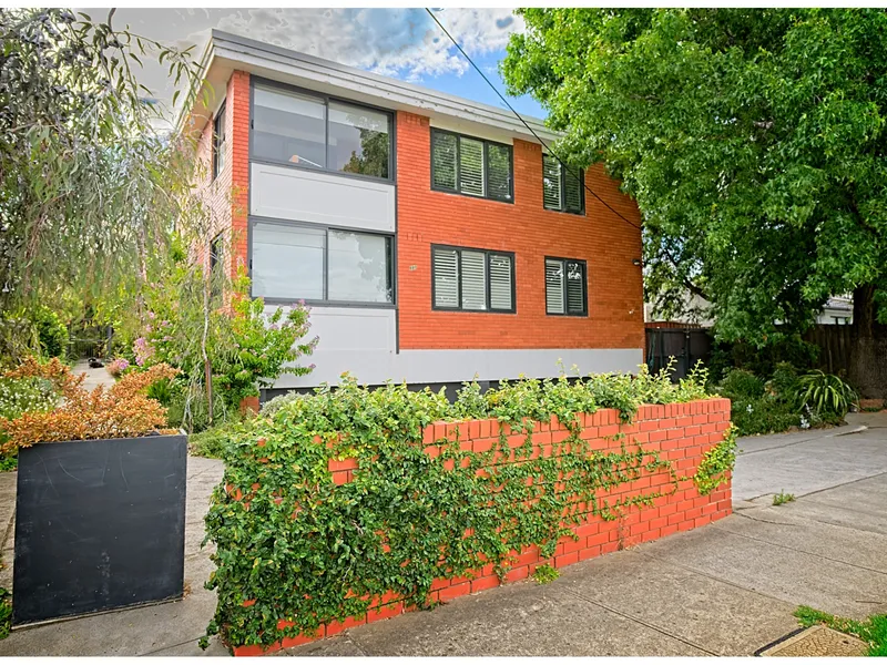 APARTMENT TO LET: 3 BEDROOMS, 1 BATHROOM, 1 CAR SPACE