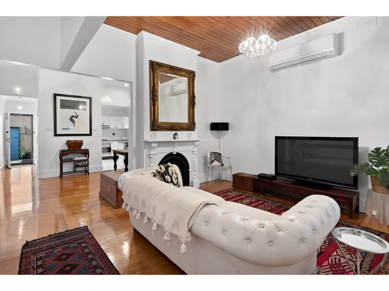 IMPRESSIVE FREE STANDING RENOVATED FAMILY HOME