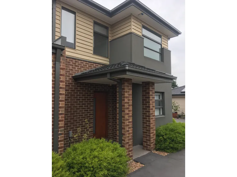 Well Appointed Spacious Townhouse in Small Boutique!!