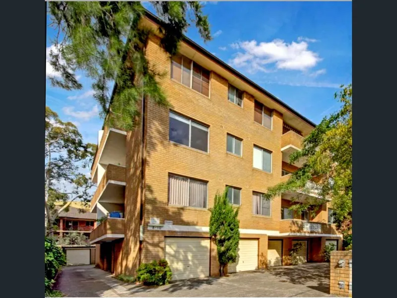 Extra-large Secured Unit With lock -up Garage, 5 mins Walk to Station