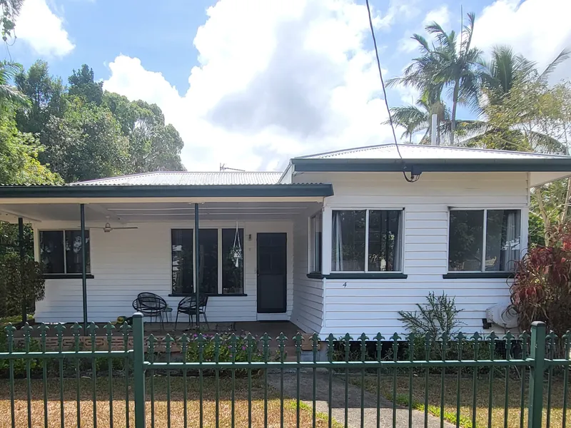Fully Furnished - Cottage in leafy Stratford - Zoned for Freshwater State School