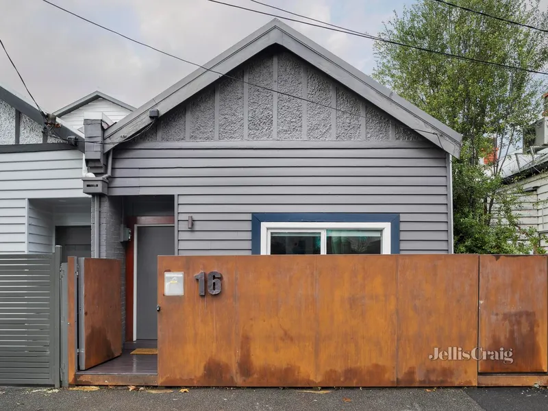 Idyllic inner-city living close to cafés & the river