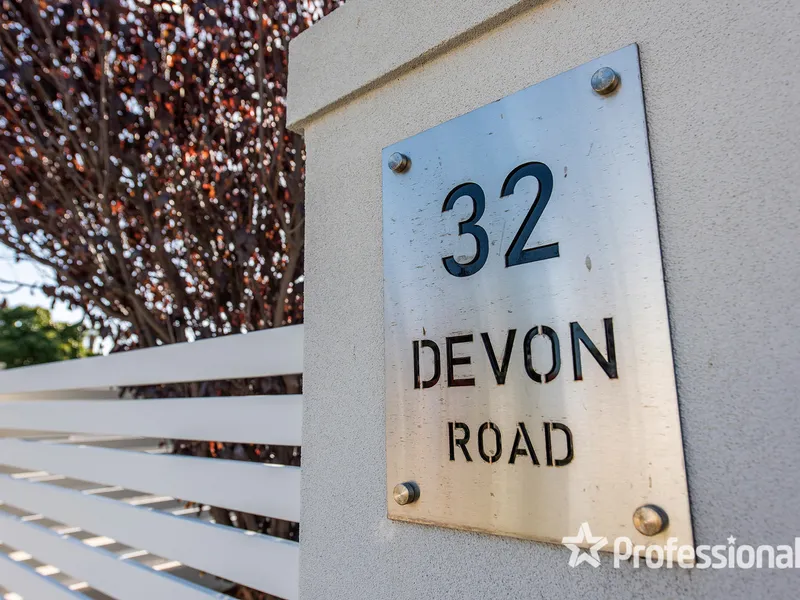 SIMPLY STUNNING, EXECUTIVE FAMILY HOME !