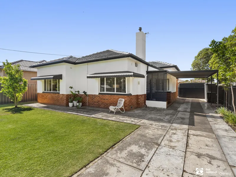 Perfectly positioned between the city and the sea!