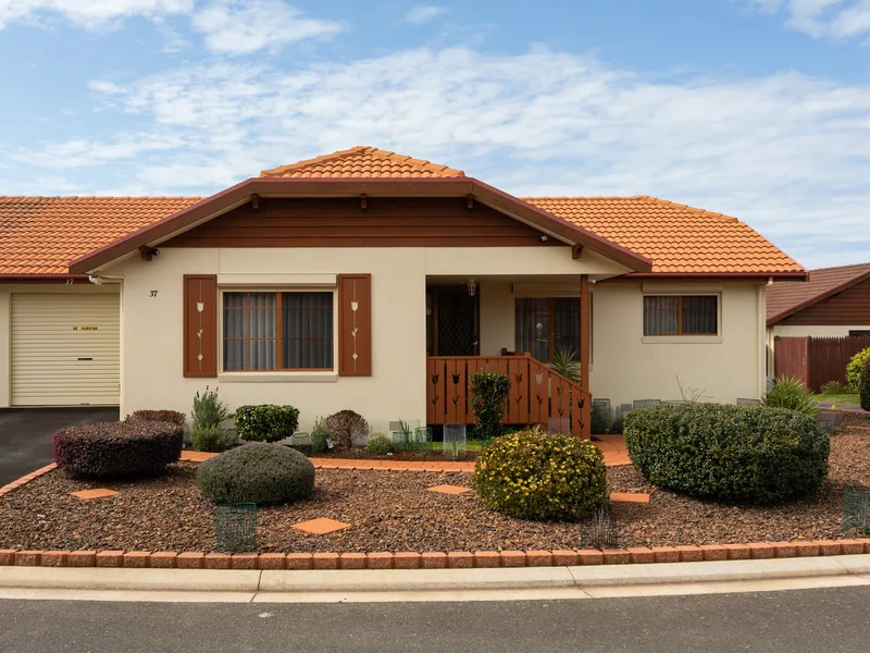 Immaculate home, low maintenance lifestyle, easy walk to pool, spa, shops and golf course