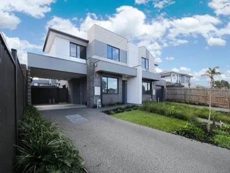 MODERN TOWNHOUSE WITH NON-SHARED DRIVEWAY