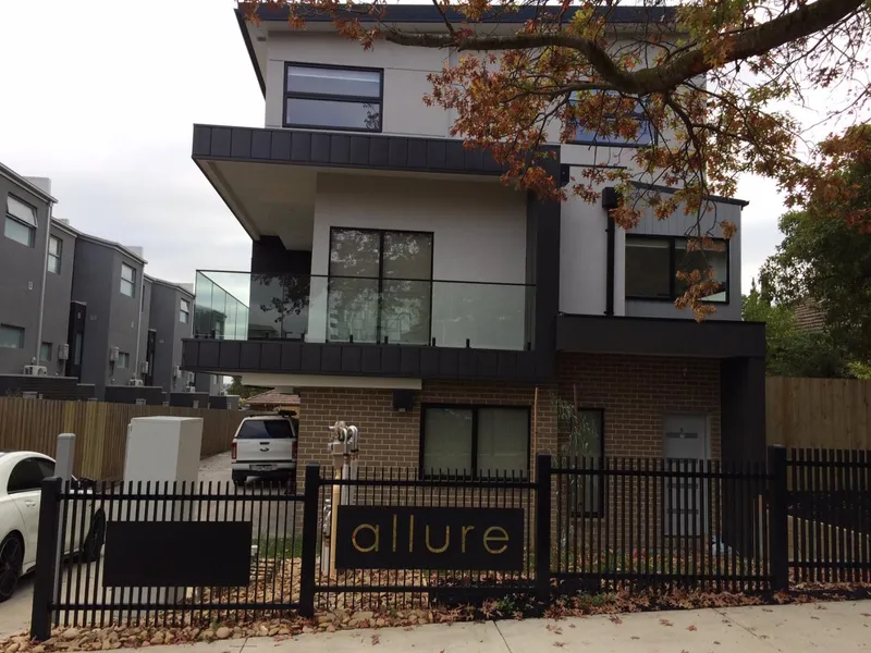 New townhouse with spacious balcony and private courtyard