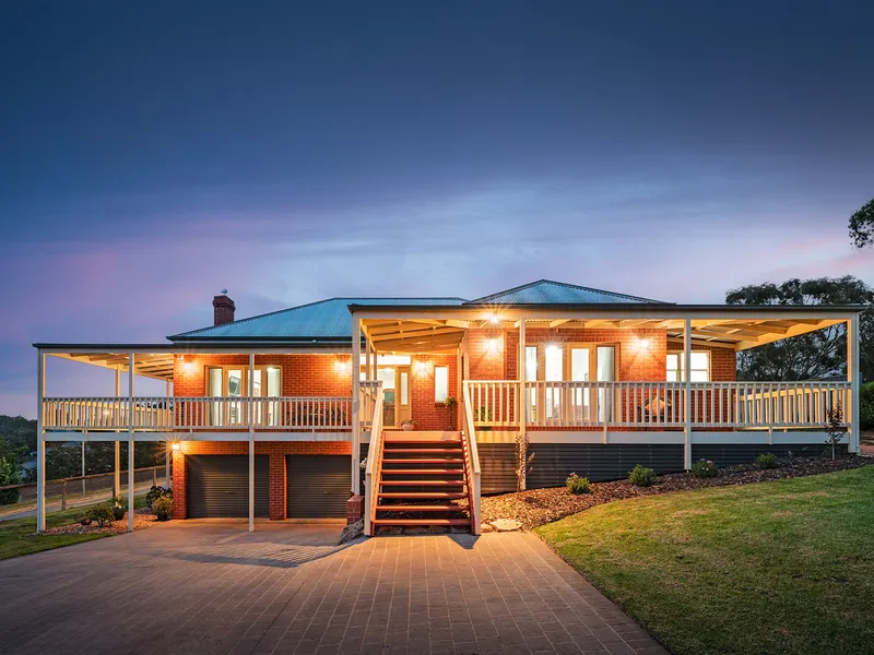 Magnificent country style homestead on the hill with incredible views over Albury & Wodonga.