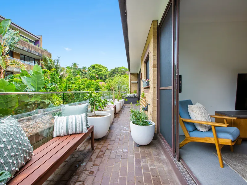 Over-sized north-facing pet friendly apartment with lagoon access