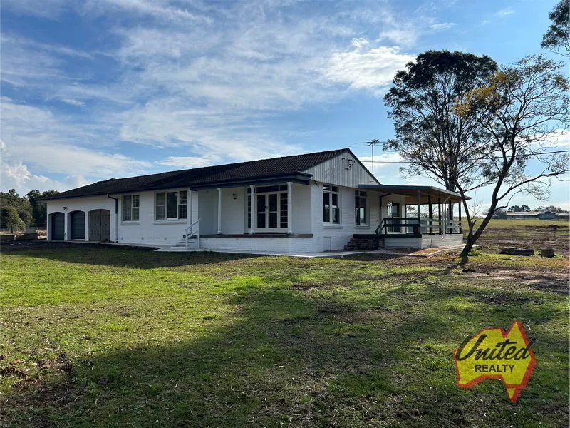 Beautifully Presented Dual-Residence Property on 1 Acre – Be Quick!