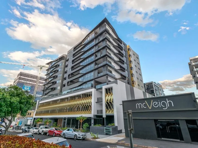 Spacious 1 Bedroom with Study