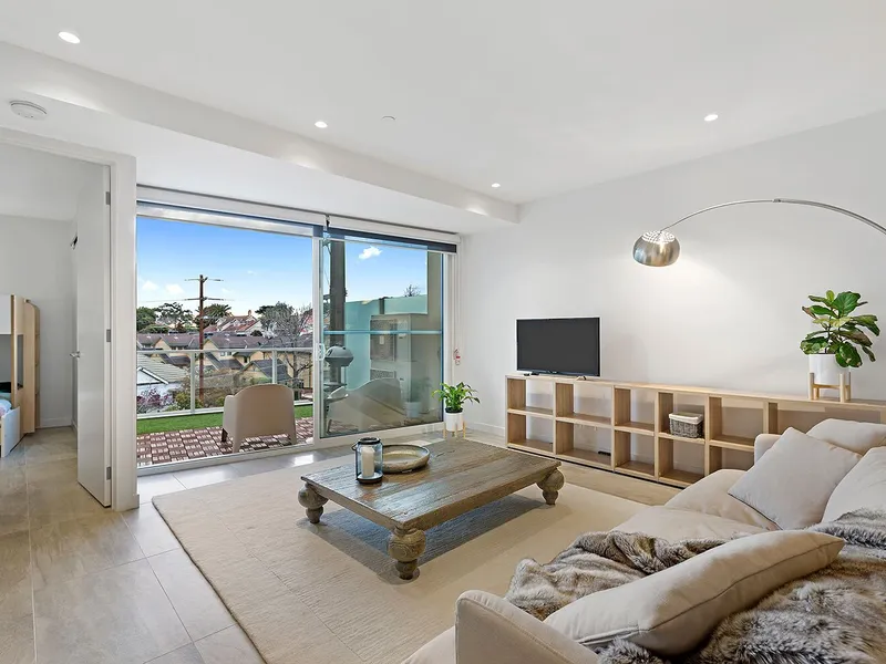 Huge luxury near new 2 bedroom, 2 bathroom, 2 carspace apartment