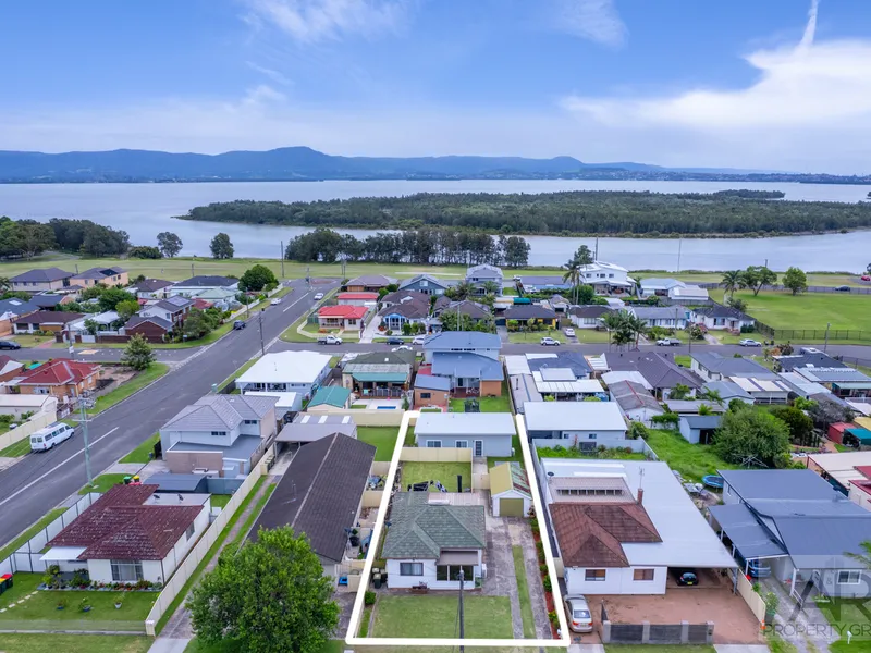 House & Granny flat zoned R3 on approx 696m2 block