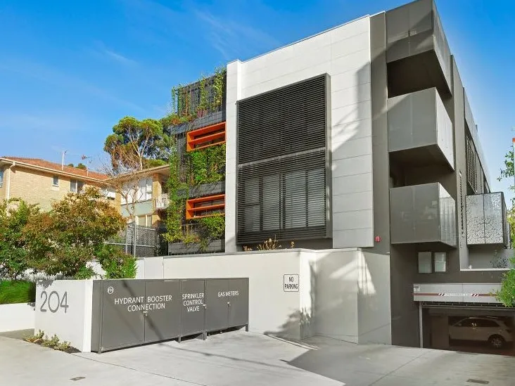 EXCELLENT VALUE FOR QUICK SALE - SPACIOUS, HIGH QUALITY, IMMACULATE APARTMENT - CONTACT FOR A PRIVATE INSPECTION