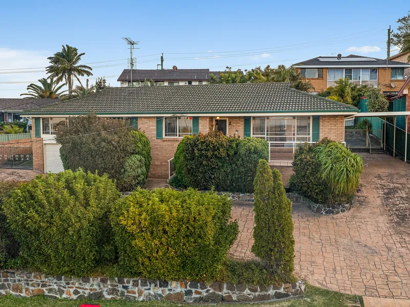 Stunning Brick Property with Million Dollar Views in Mount Warrigal!