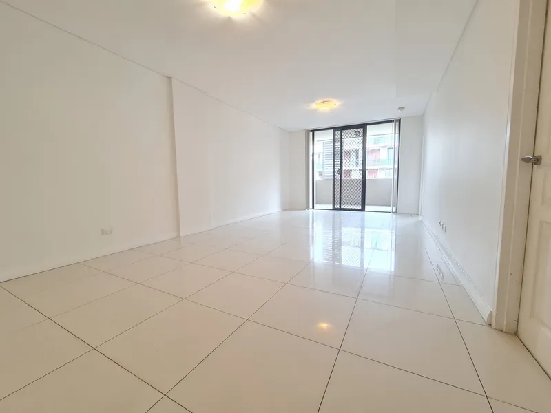 Freshly Painted Spacious 2 Bedroom Apartment with separate study/3rd bedroom (Entry via building F1)