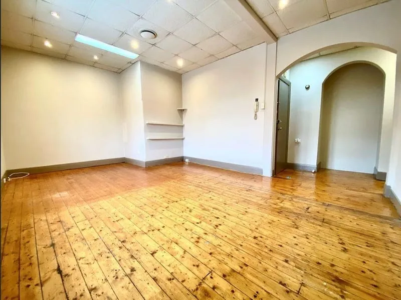 SPACIOUS THREE BEDROOM CLOSE TO PUBLIC TRANSPORT