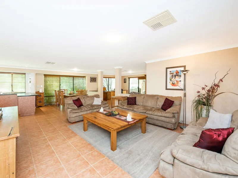 FANTASTIC FAMILY HOME ON 4000sqm BLOCK