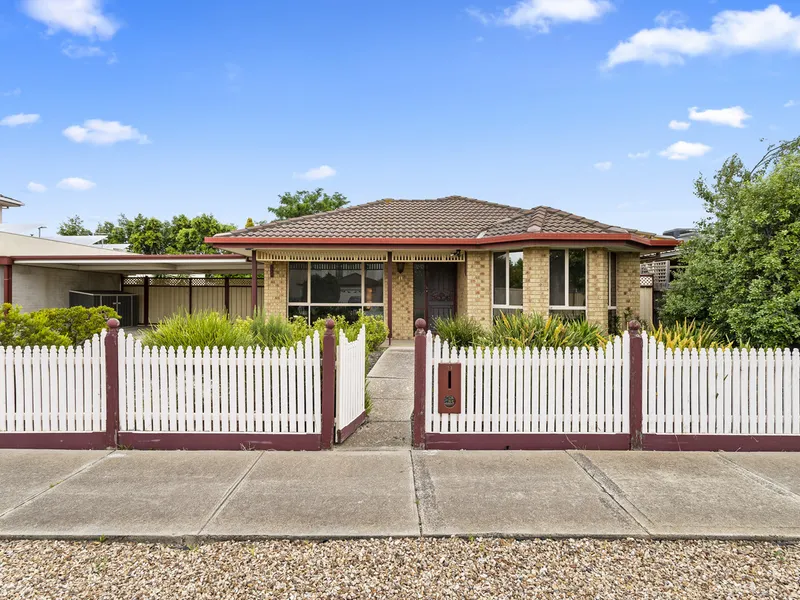 Charming Family Home Zoned to Seabrook Primary School!