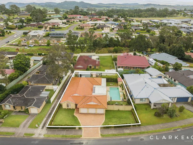 LUXURY FAMILY HOME COUPLED WITH RESORT STYLE LIVING!