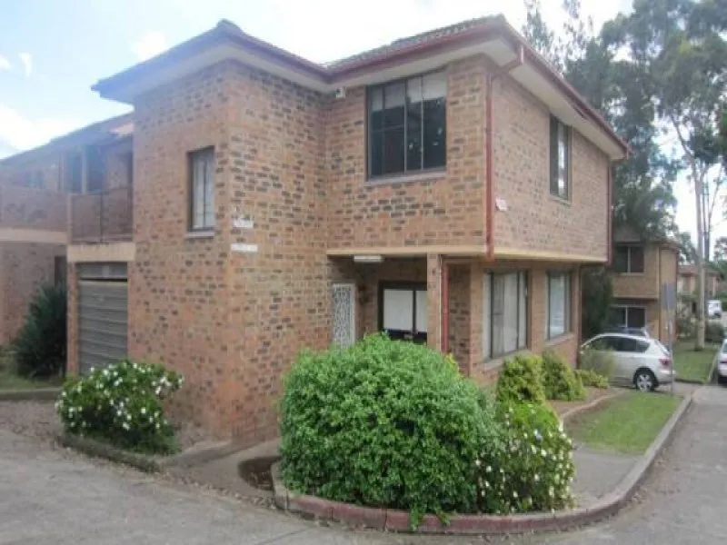 Spacious 2 Bedroom Half House with backyard