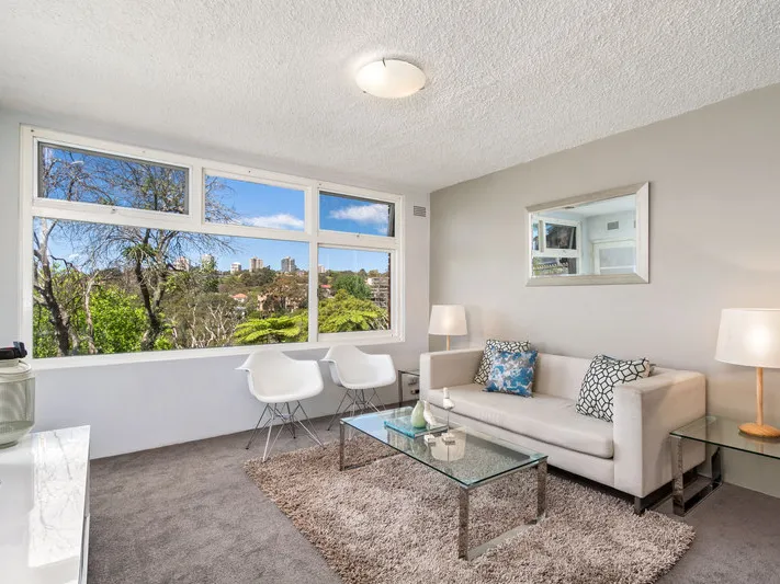 An exceptionally positioned apartment overlooking Primrose Park