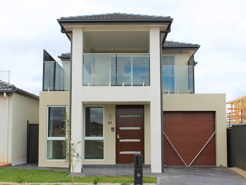 MODERN DOUBLE STOREY 4 BEDROOM HOUSE WITH BEDROOM DOWNSTAIRS FOR LEASE IN THE PONDS!