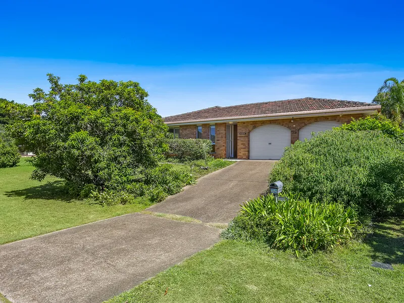 Lowset Brick Perched on a Large 764m2 Block - Renovator’s Delight!