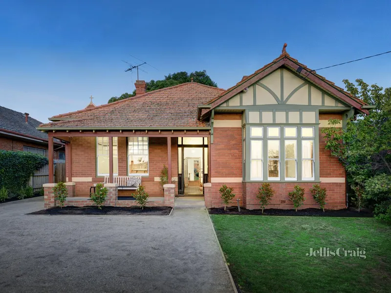 Edwardian Beauty in Country Gardens