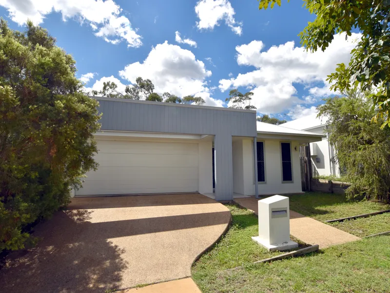 :: 3D TOUR :: BEAUTIFUL FULLY FENCED HOME IN POPULAR 