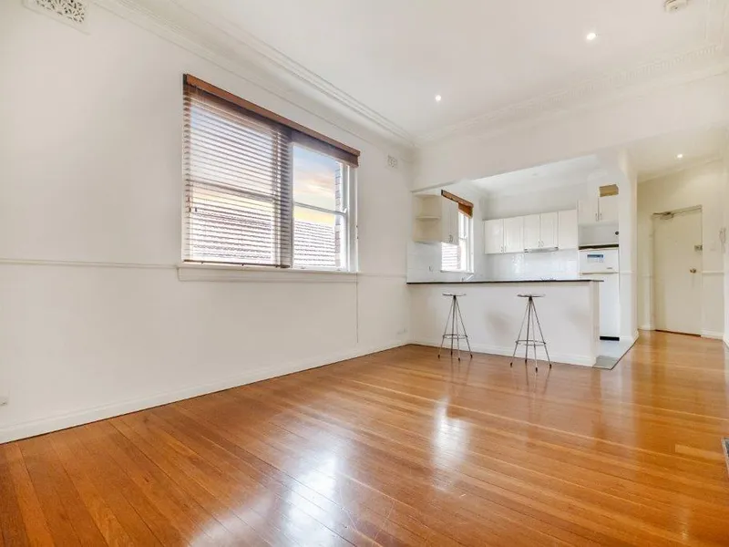 BRIGHT & AIRY TOP FLOOR APARTMENT