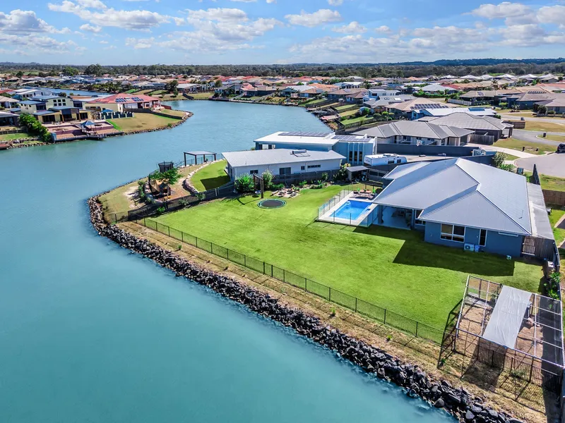 Lakefront Lifestyle !