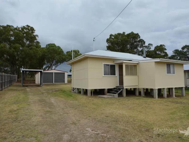 STANTHORPE – GREAT LOCATION WITH VIEWS OF BANCA RIDGE – EXTRA LARGE TITAN GARAGE + CARPORT TIDY HOME