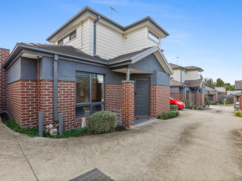 STYLISH TOWNHOUSE IN STRATHMORE SCHOOL ZONE!