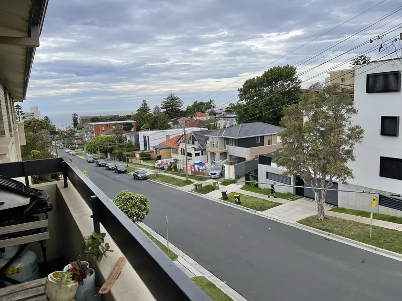 MODERN 2 BEDROOM, HUGE REMOTE LOCK UP GARAGE