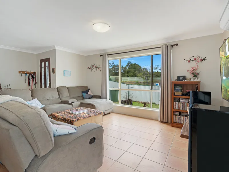 RED-HOT CENTRALLY LOCATED OVERSIZED DUPLEX WITH HUGE LAND FOOTPRINT