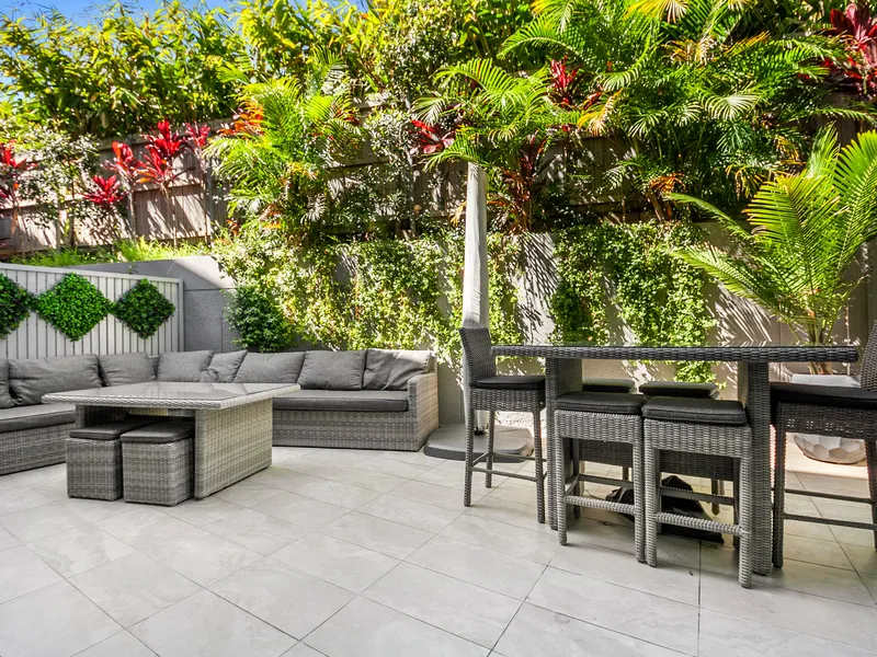 DESIGNER LIVING ACROSS EXPANSIVE 188SQM TITLE