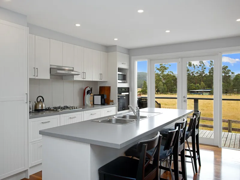 PICTURESQUE TURNKEY PROPERTY IN THE HEART OF THE OTWAYS