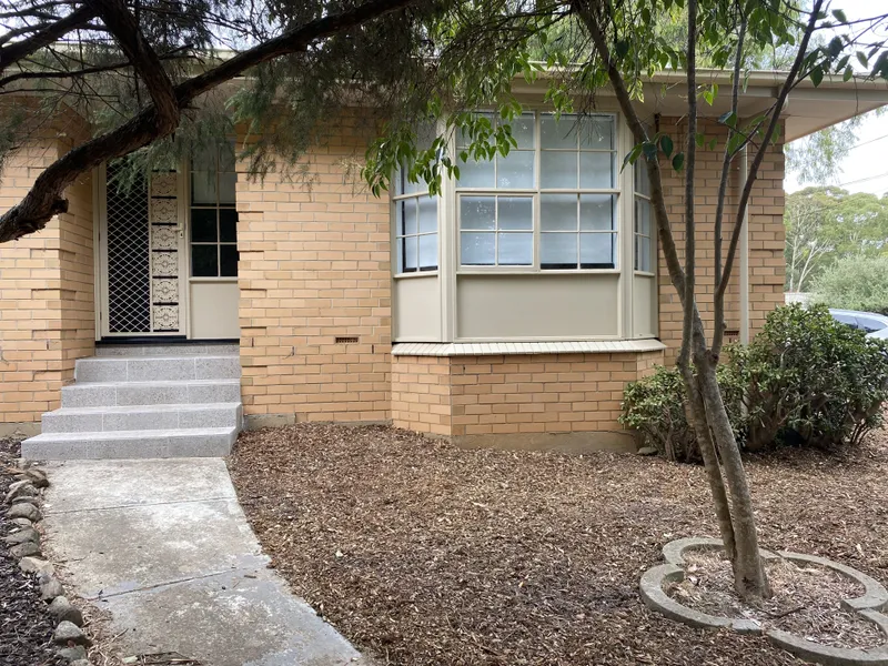 Gorgeous Fully Renovated 3 Bedroom Homette!