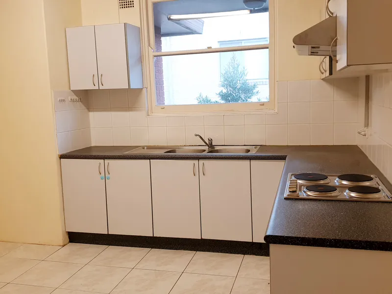 REFRESHED BRIGHT AND SUNNY 2 BEDROOM UNIT