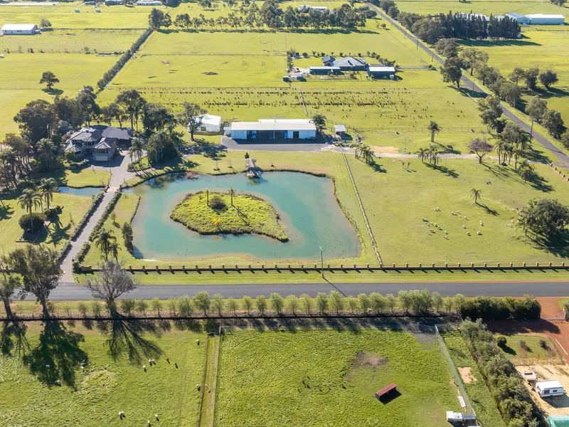 PALM LAKE ESTATE - Elegant family entertaining