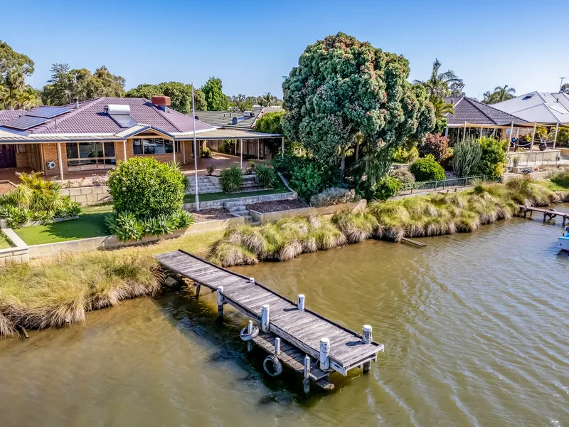Gorgeous Canal Home with Powered Workshop