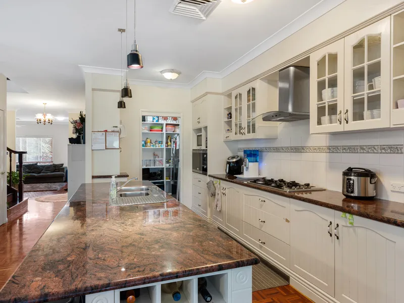 EXECUTIVE HOME WITH MULTIPLE FAMILY LIVING AREAS 