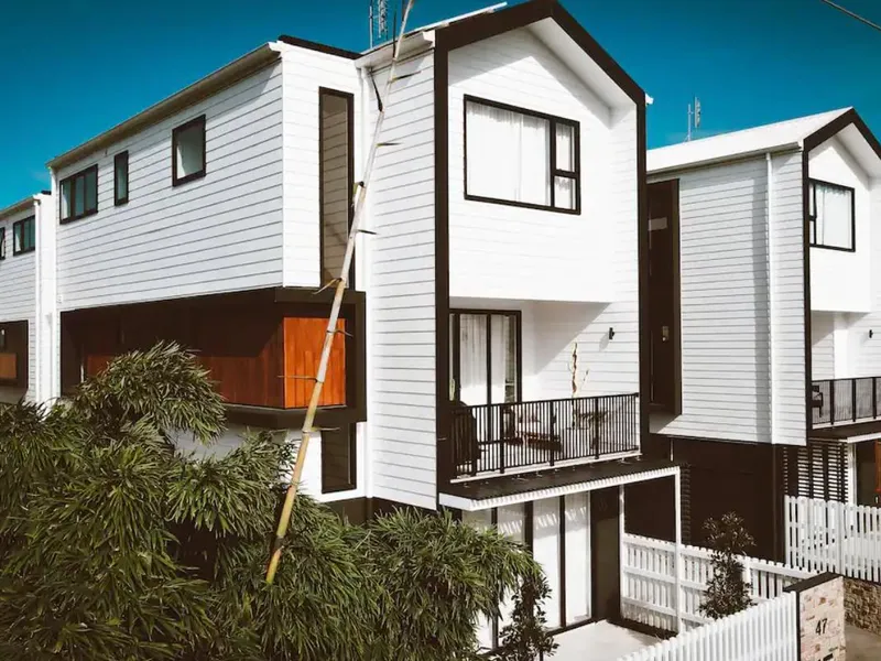 FULLY FURNISHED LUXRY TOWNHOUSE