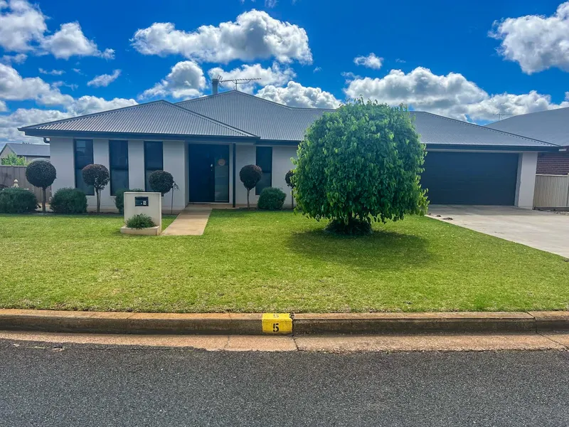 Stunning 3 Bedroom 2 Bathroom Home in a peaceful cul-de-sac