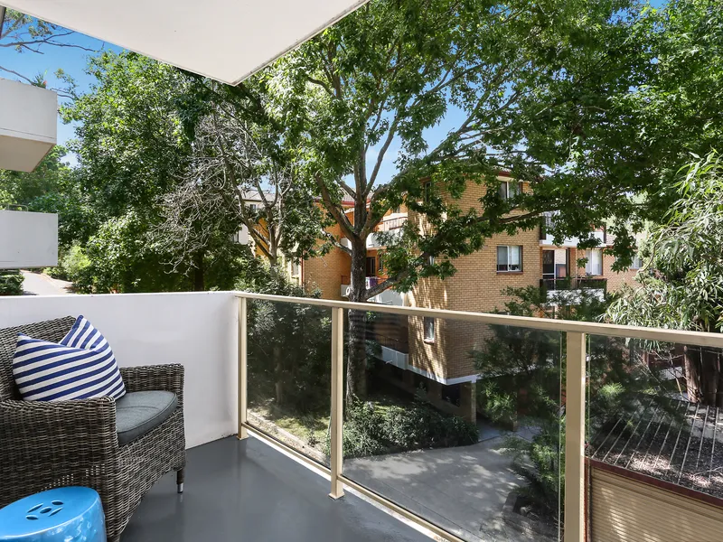 Spacious Two Bedroom Apartment In A Leafy Setting