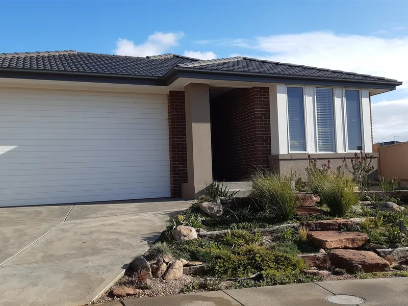 LOVELY FAMILY HOME AMONGST THE GUMTREES