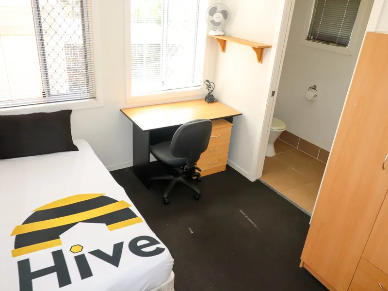 Ensuite room- 500 metres to Auchenflower Train Station!