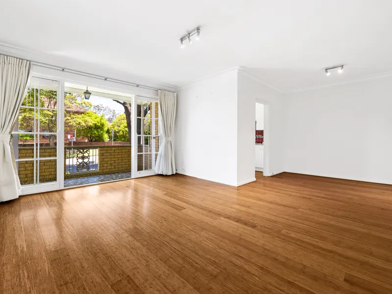 SPACIOUS APARTMENT CLOSE TO STATION, CAFES & SHOPS