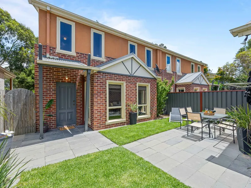 Stunning location, 3BRS+2 Living & private access to Lake Esmond